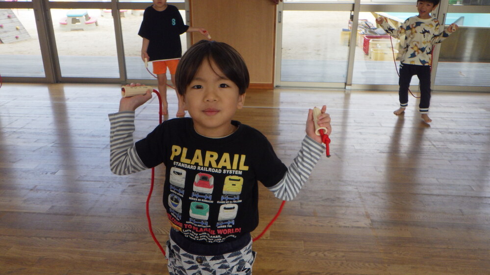 なわとびに挑戦する子ども (4)