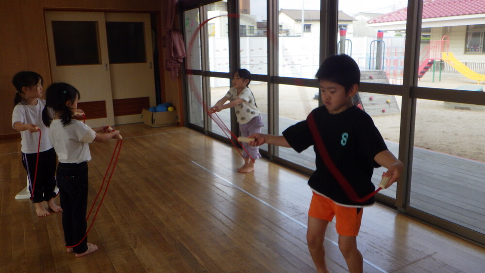 なわとびに挑戦する子ども (5)