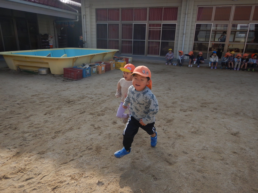 園庭で遊ぶ様子１
