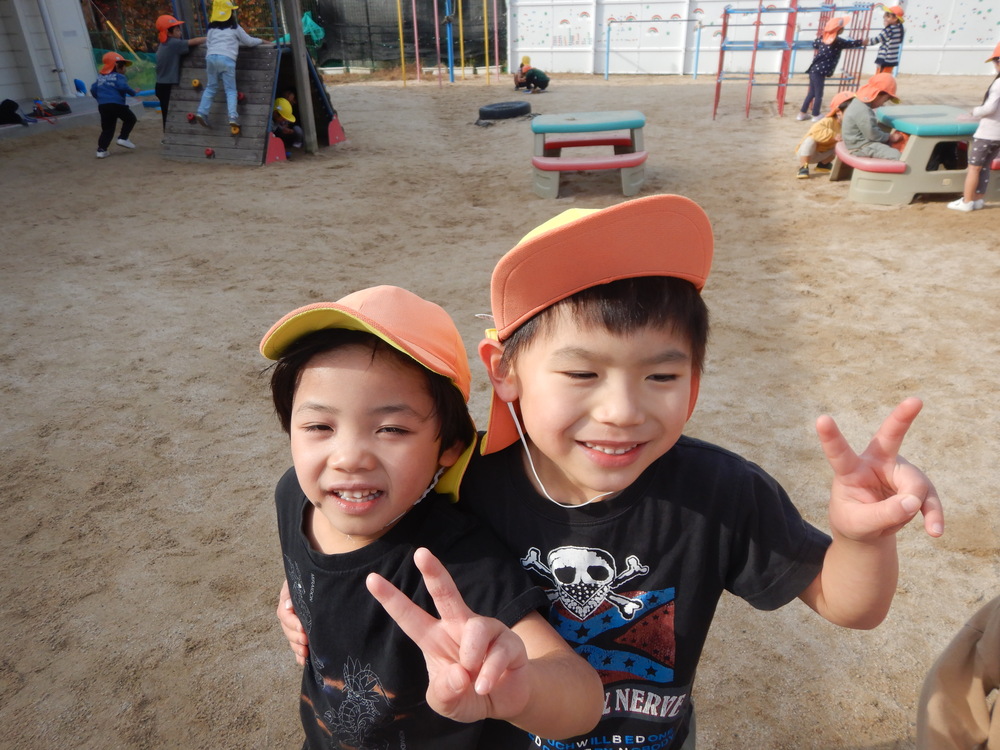 園庭で遊ぶ様子２