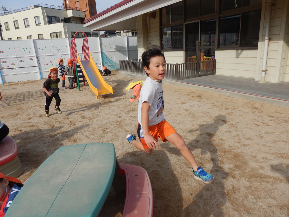 園庭で遊ぶ様子３