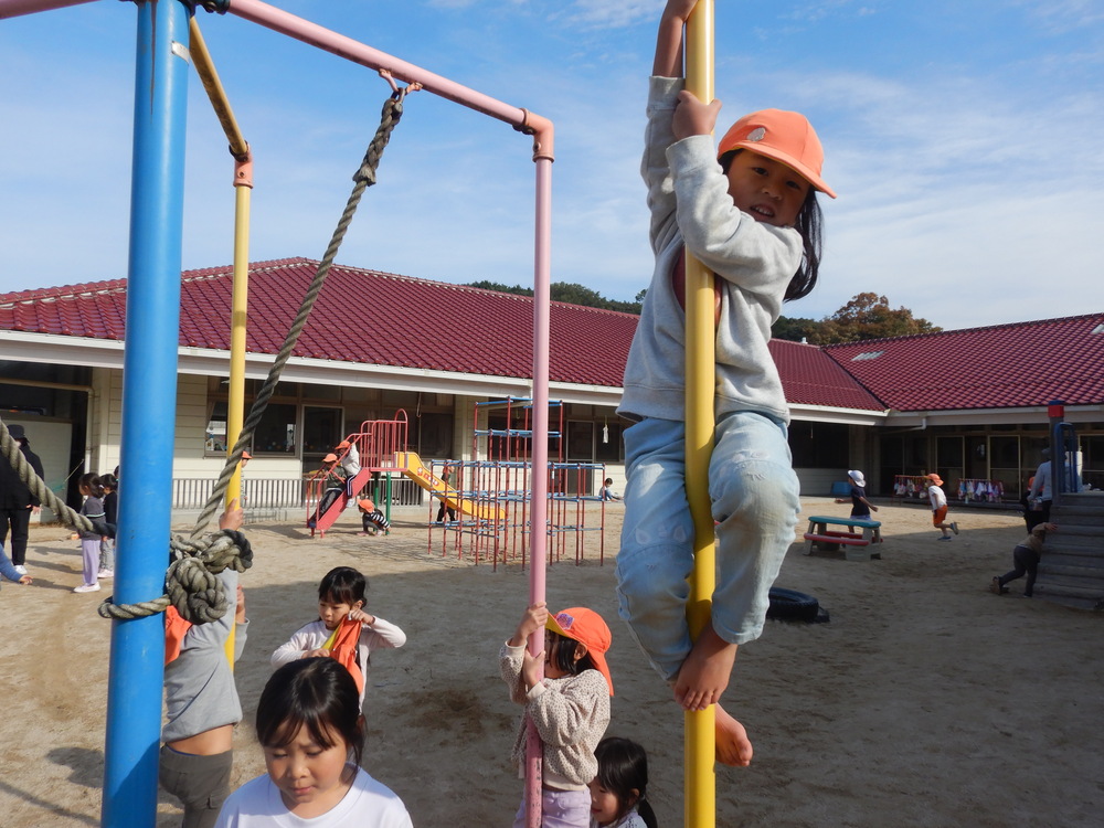 園庭で遊ぶ様子５