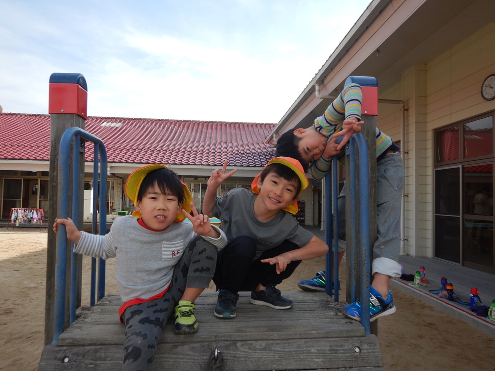 園庭で遊ぶ様子６
