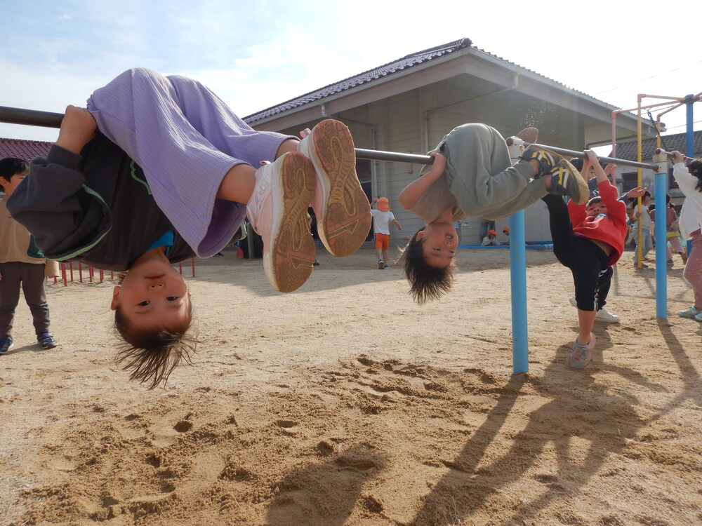 園庭で遊ぶ様子７