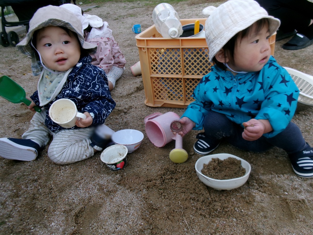 園庭遊びをしている