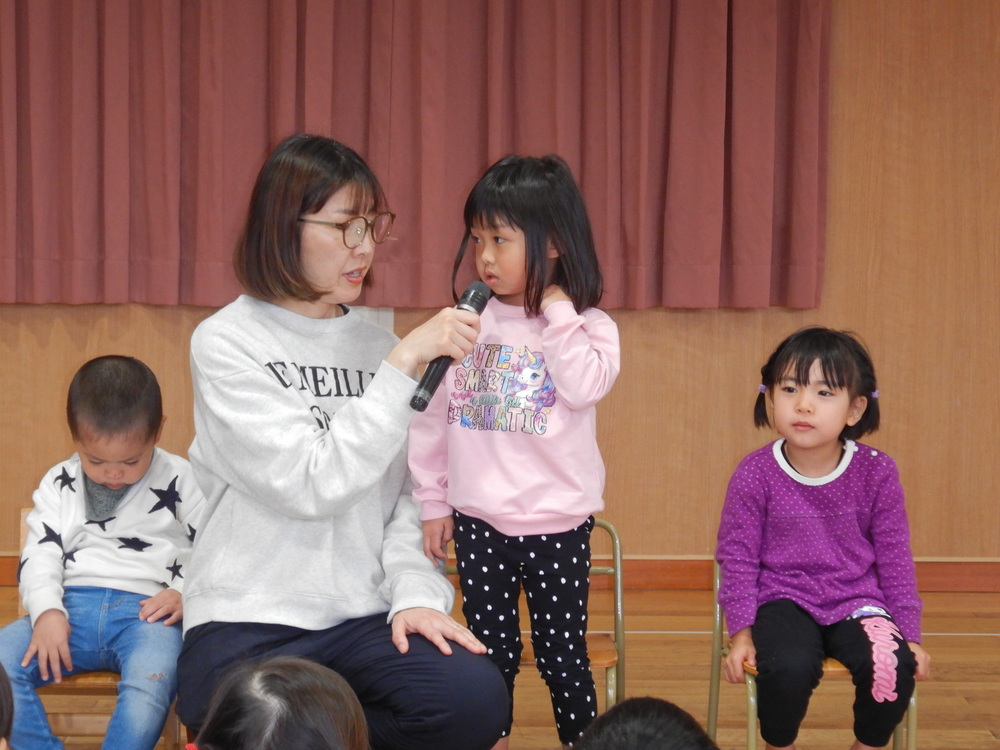 誕生会に参加する子ども (2)