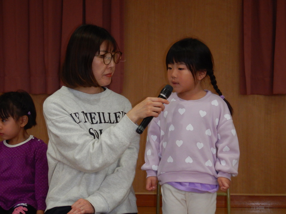 誕生会に参加する子ども (4)