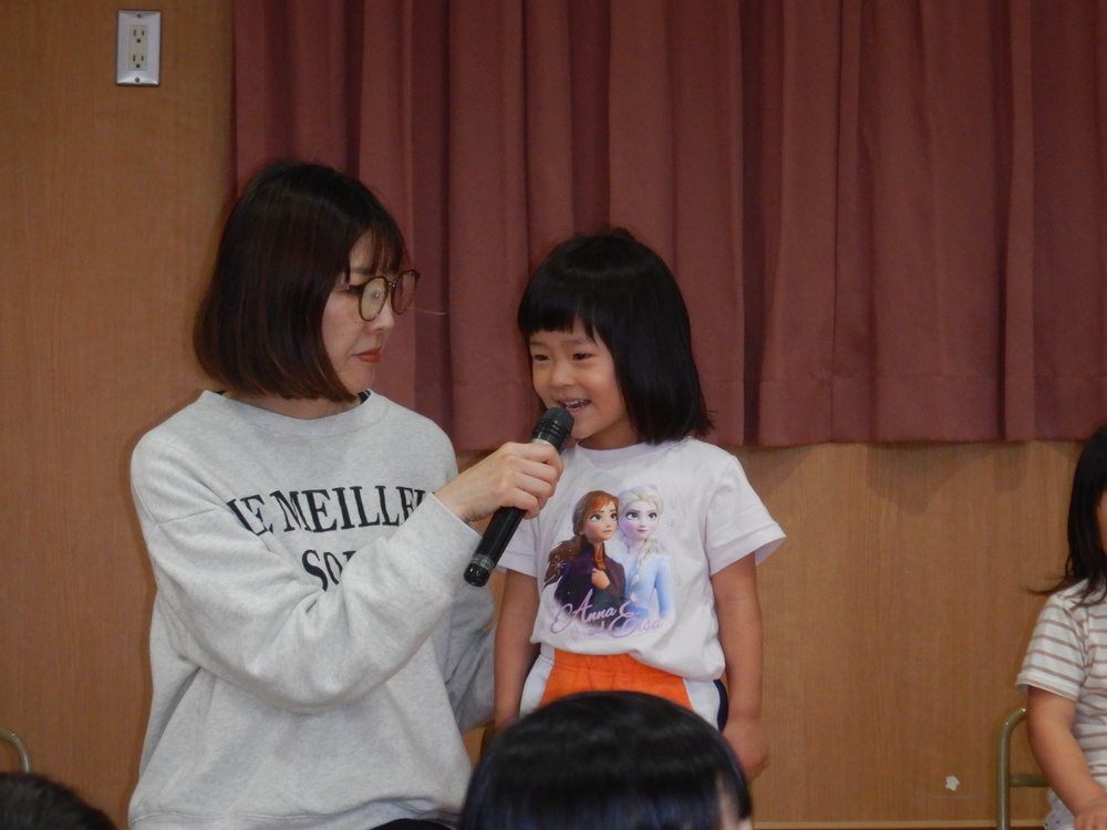 誕生会に参加する子ども (5)