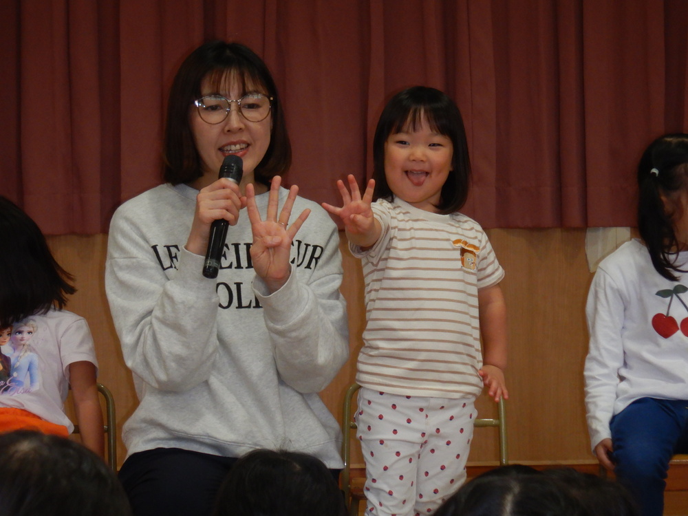 誕生会に参加する子ども (6)