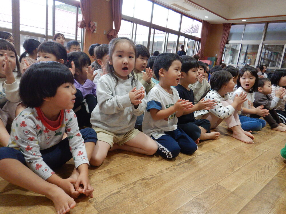 誕生会に参加する子ども (7)