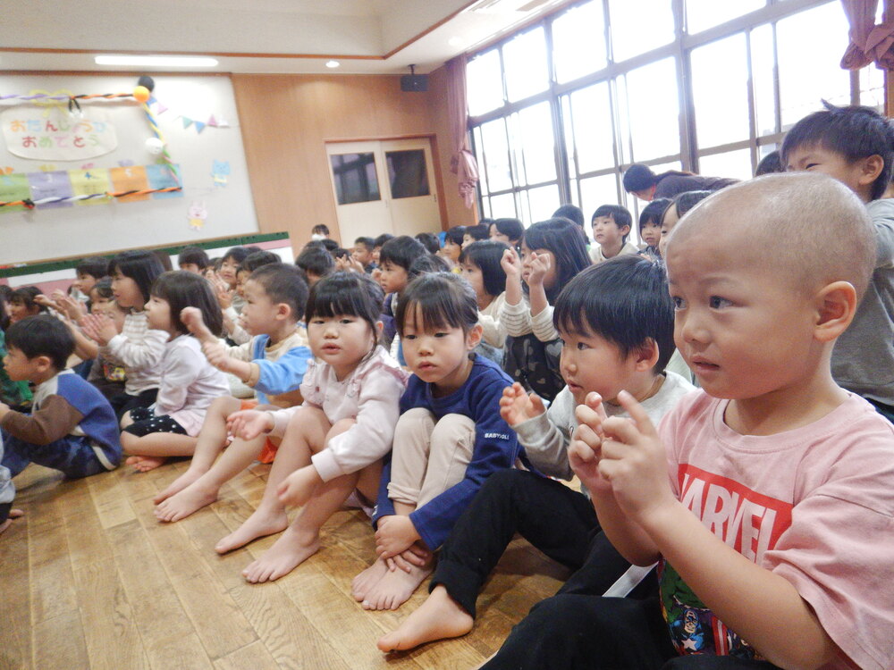 誕生会に参加する子ども (9)