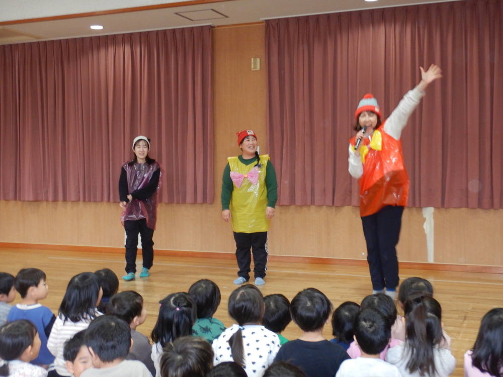 誕生会に参加する子ども (10)