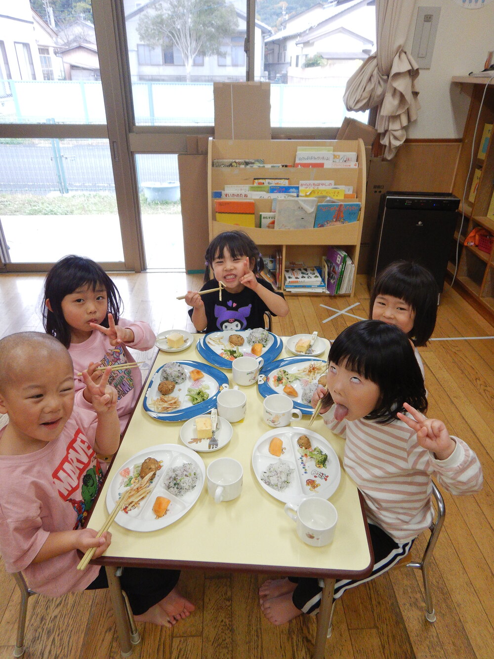 誕生会に参加する子ども (12)