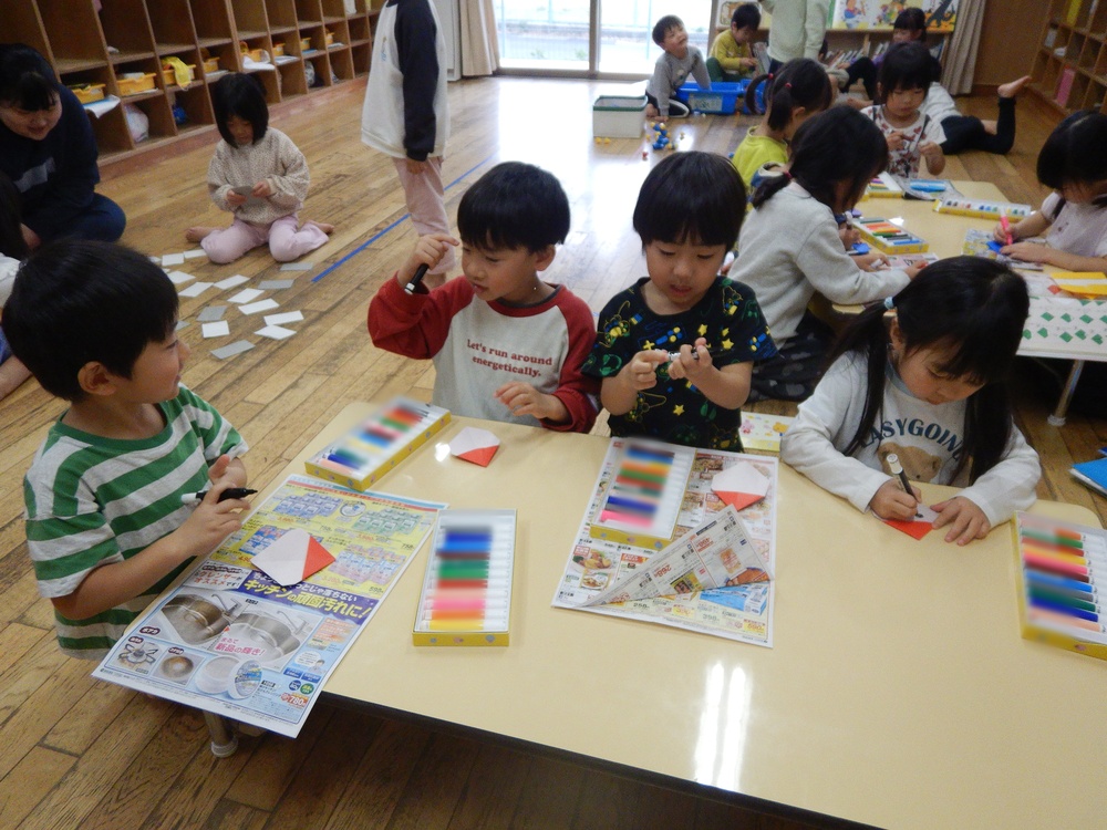 デコレーションをする様子