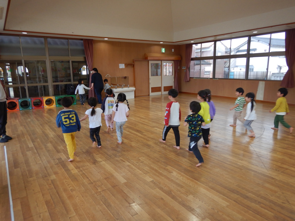 だるまさんが転んだをしている様子