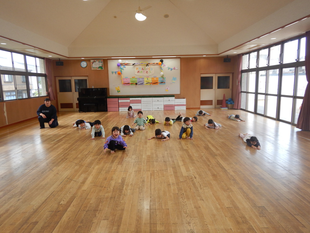 だるまさんが転んだをしている様子２