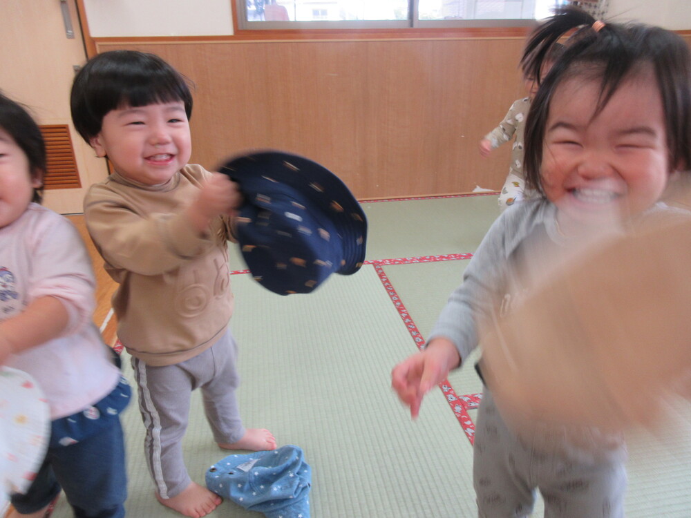 帽子を持っている