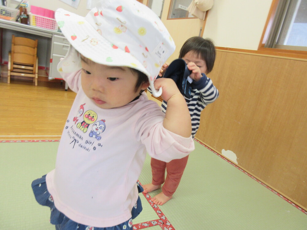 帽子をかぶっている