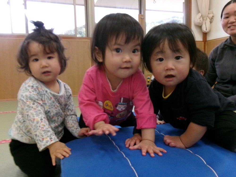 マットのお山で遊んでいる