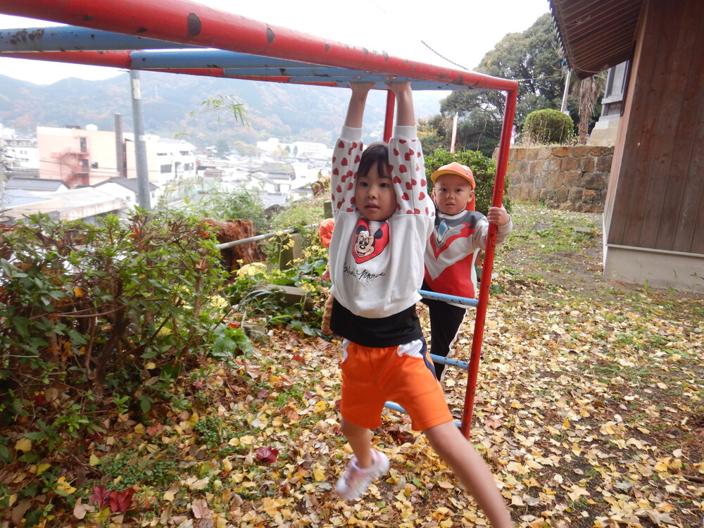 南の宮で遊ぶ子ども (1)