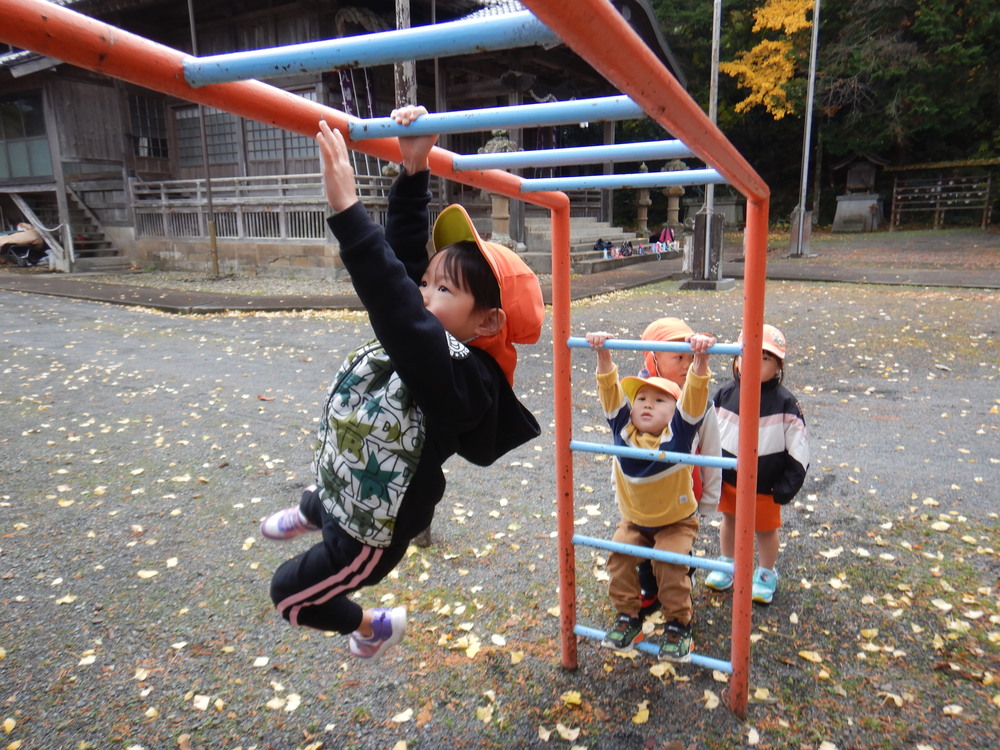 南の宮で遊ぶ子ども (2)