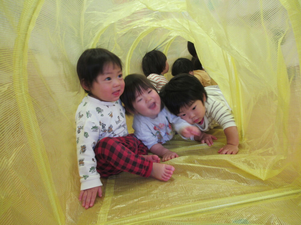 トンネルで遊んでいる