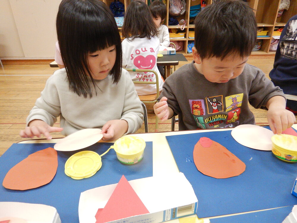 クリスマスの制作をする子ども (1)