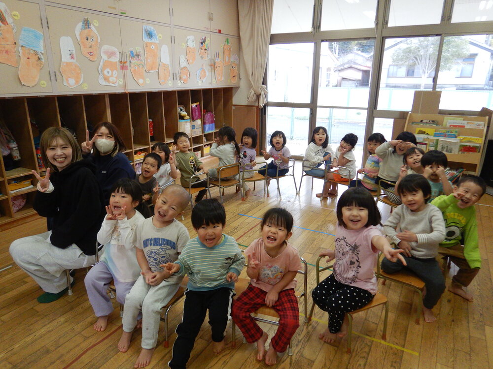 椅子取りゲームをする子ども (2)