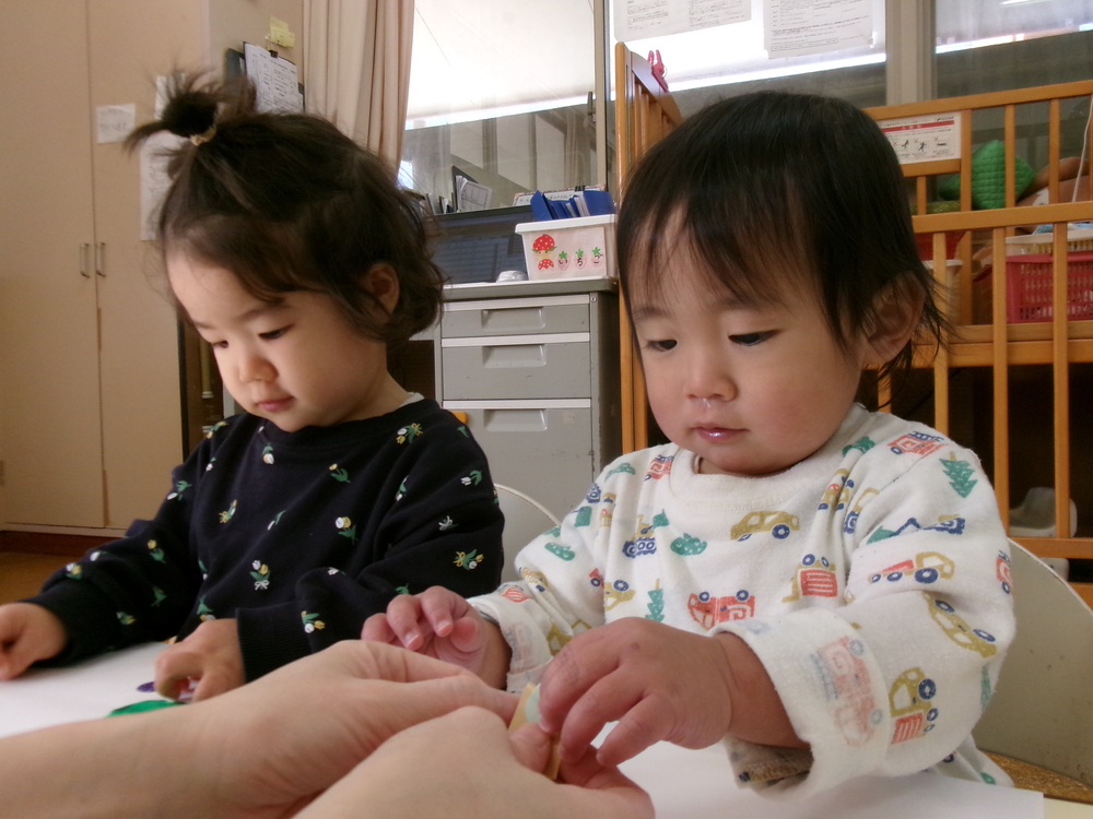 シール貼りの様子 (1)