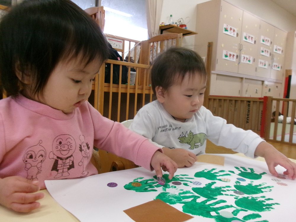 シール貼りの様子 (2)