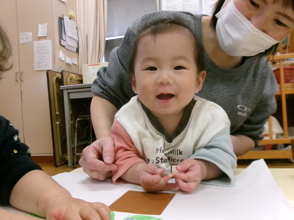 シール貼りの様子 (5)