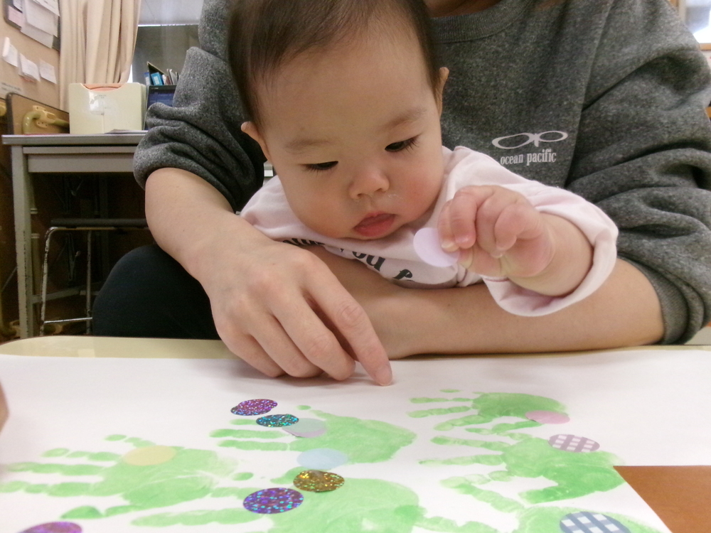 シール貼りの様子 (6)