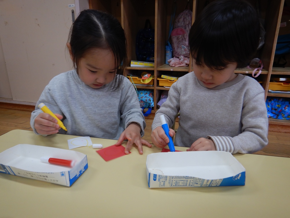 クリスマスの制作をする子ども (2)