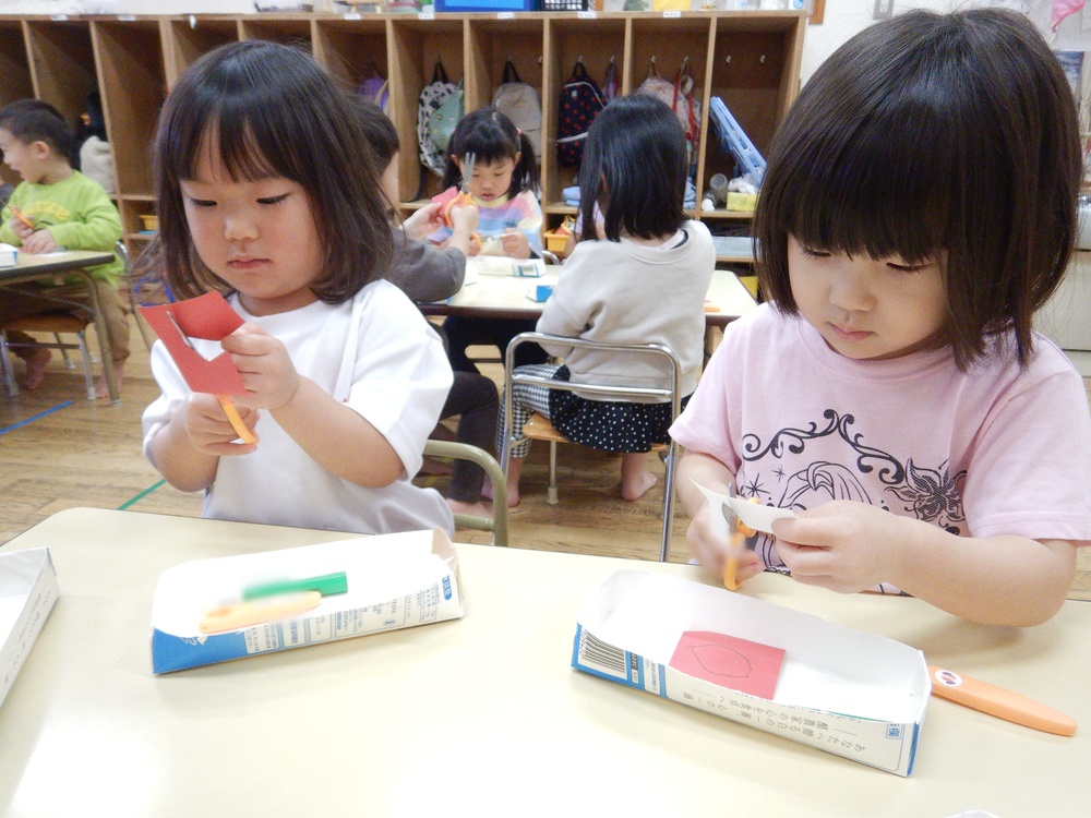 クリスマスの制作をする子ども (3)
