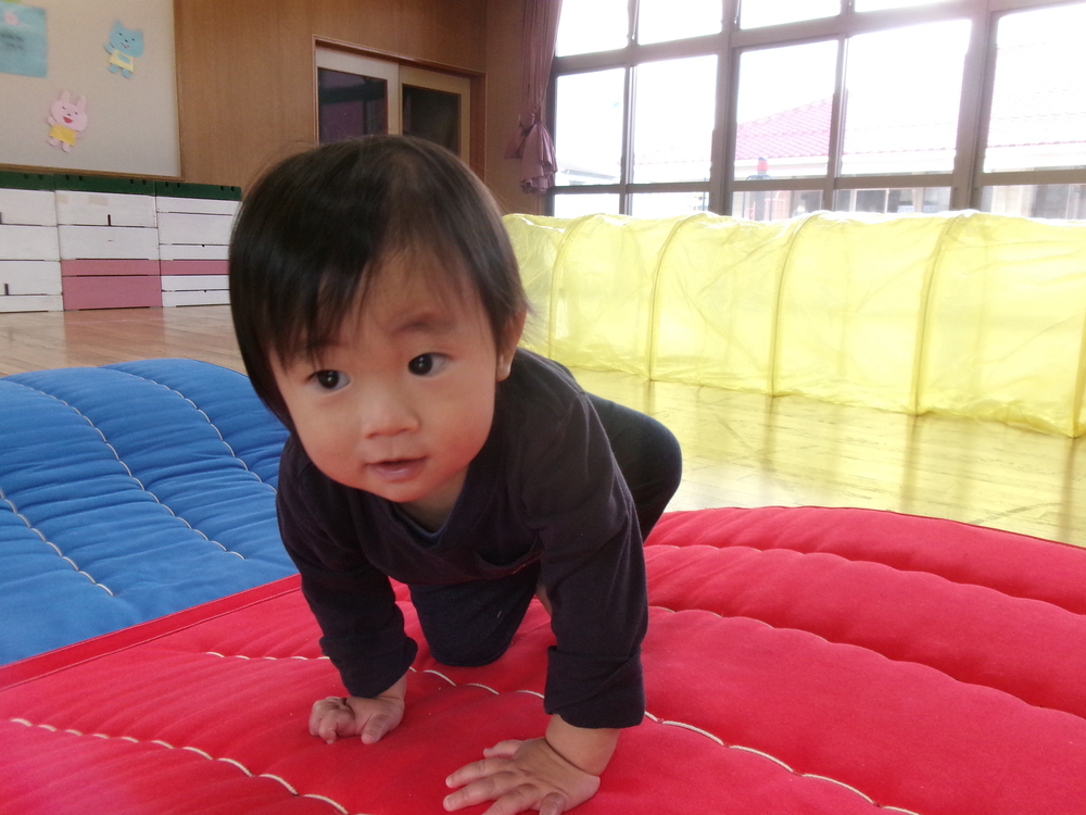 遊戯室で遊ぶ子ども