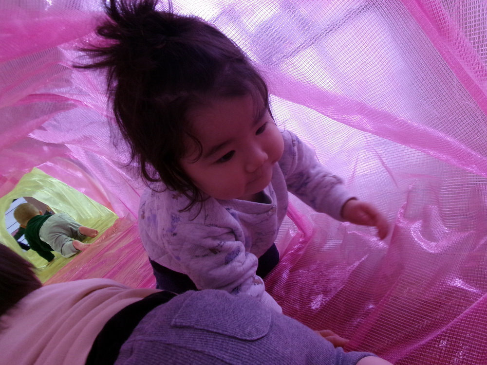 遊戯室で遊ぶ子ども (2)