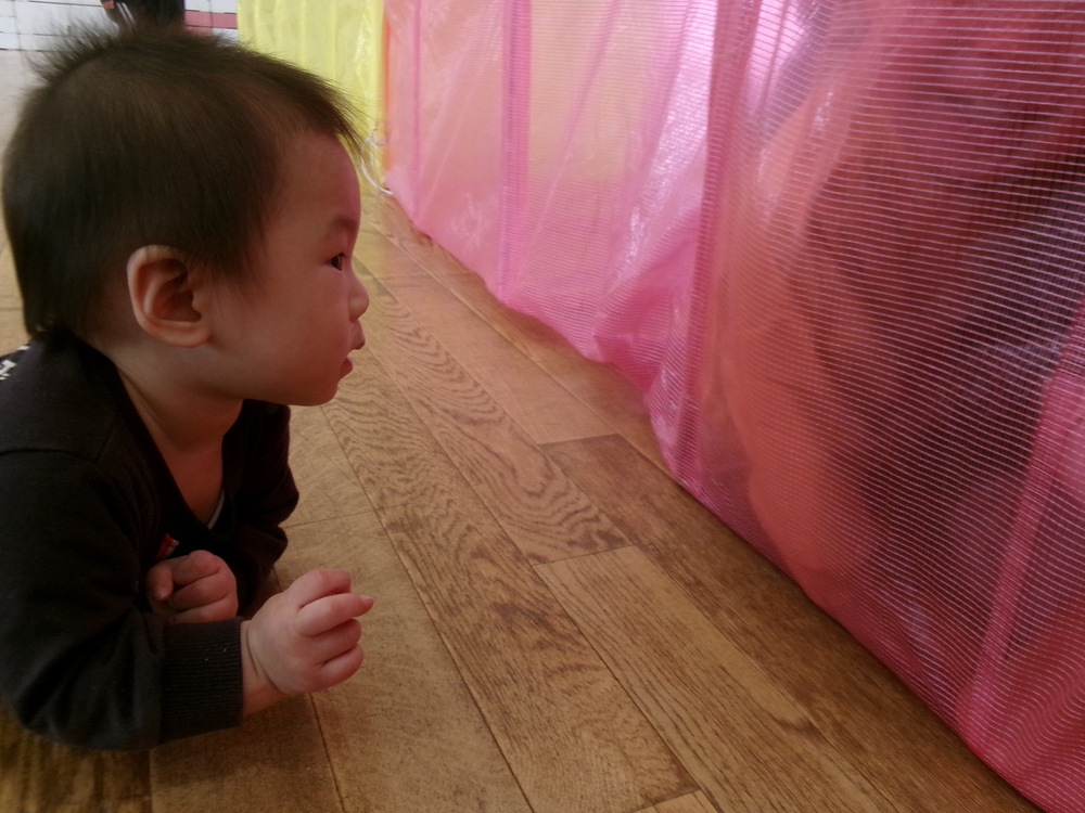 遊戯室で遊ぶ子ども (4)