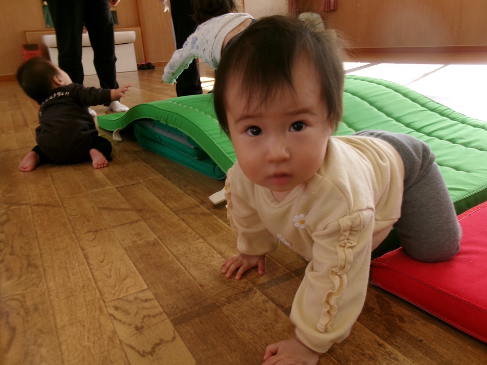 遊戯室で遊ぶ子ども (5)