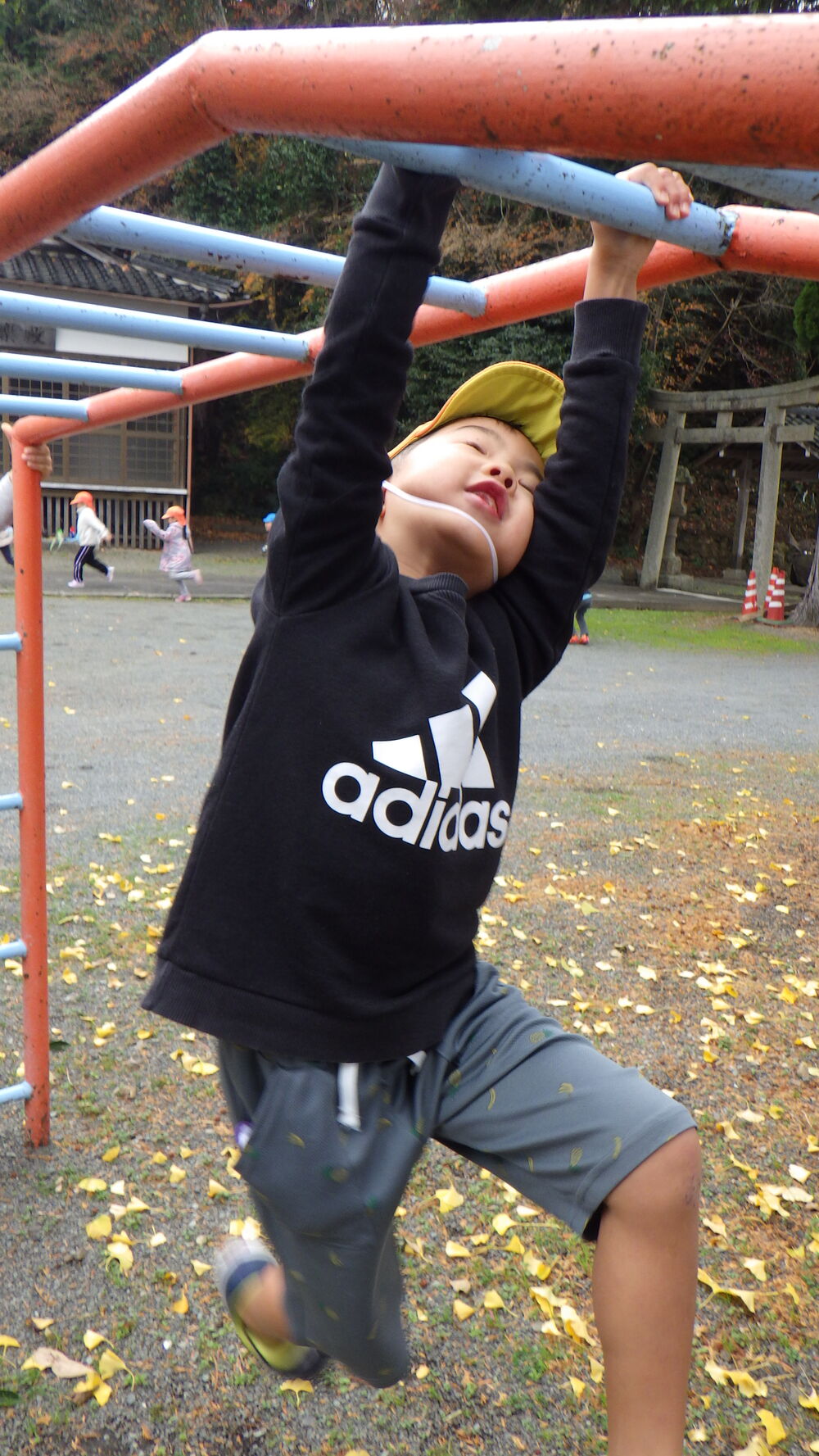 雲梯をする子ども３