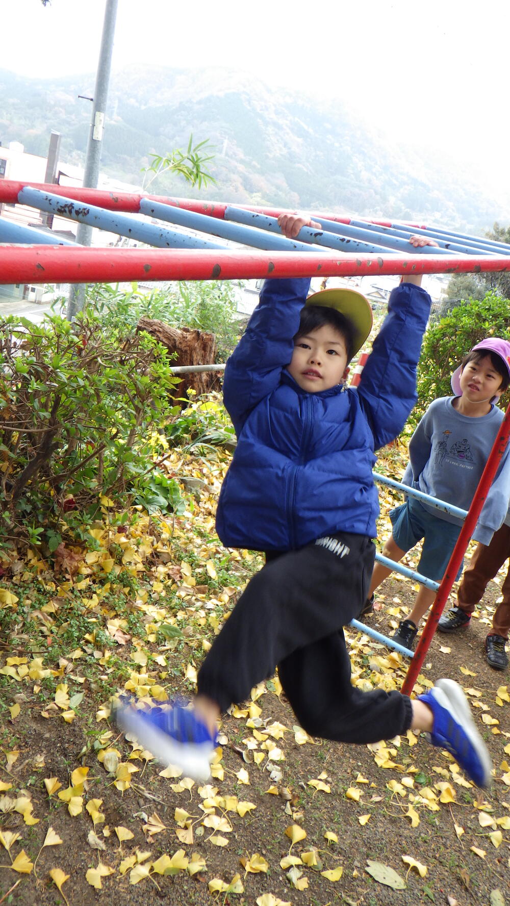 雲梯をする子ども２