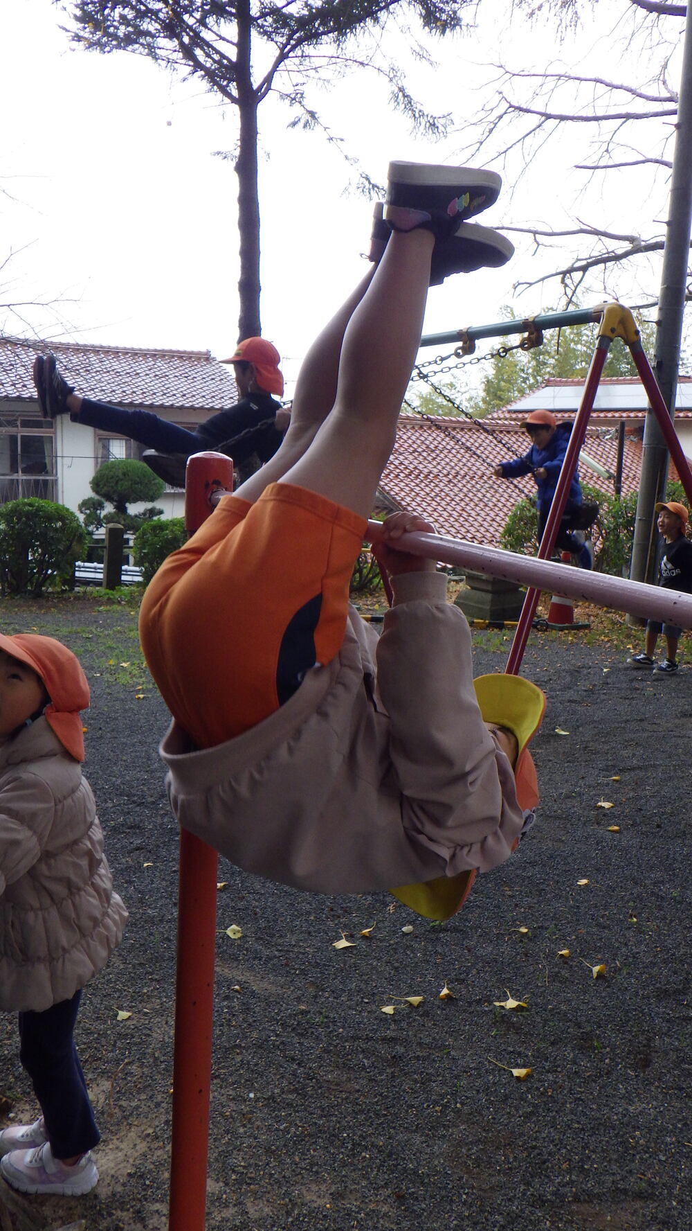 鉄棒をする子ども