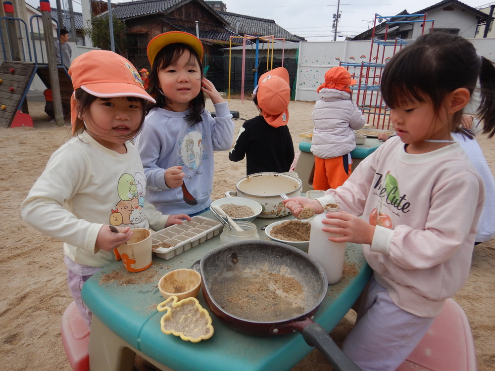 園庭遊びをする子ども