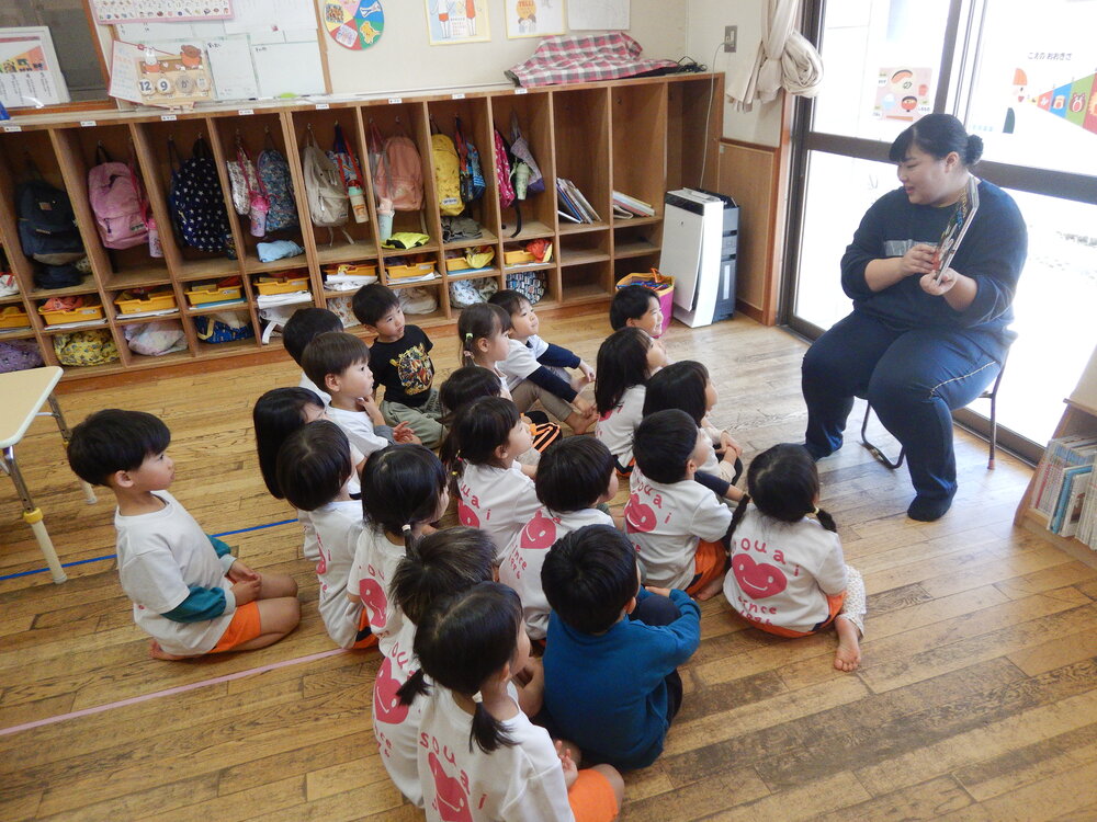 絵本を見ている様子