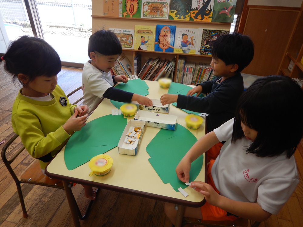 折り紙を貼る様子