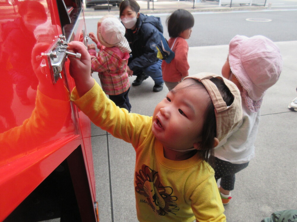 消防車を触っている