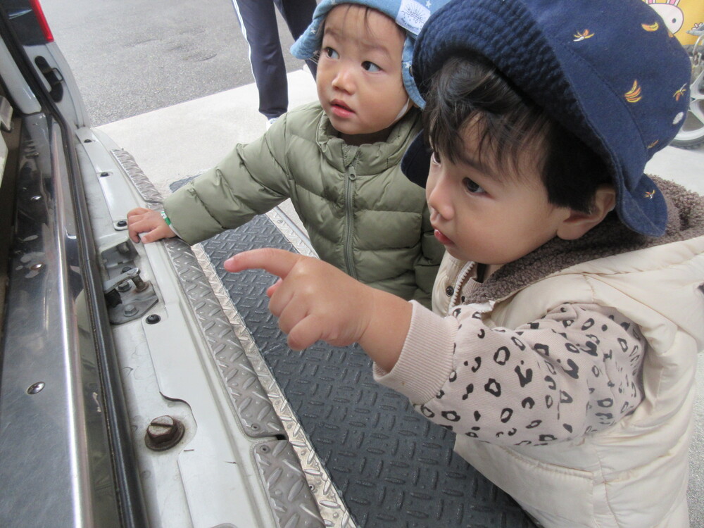 救急車を見ている