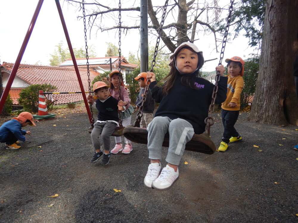 ブランコに乗っている様子1