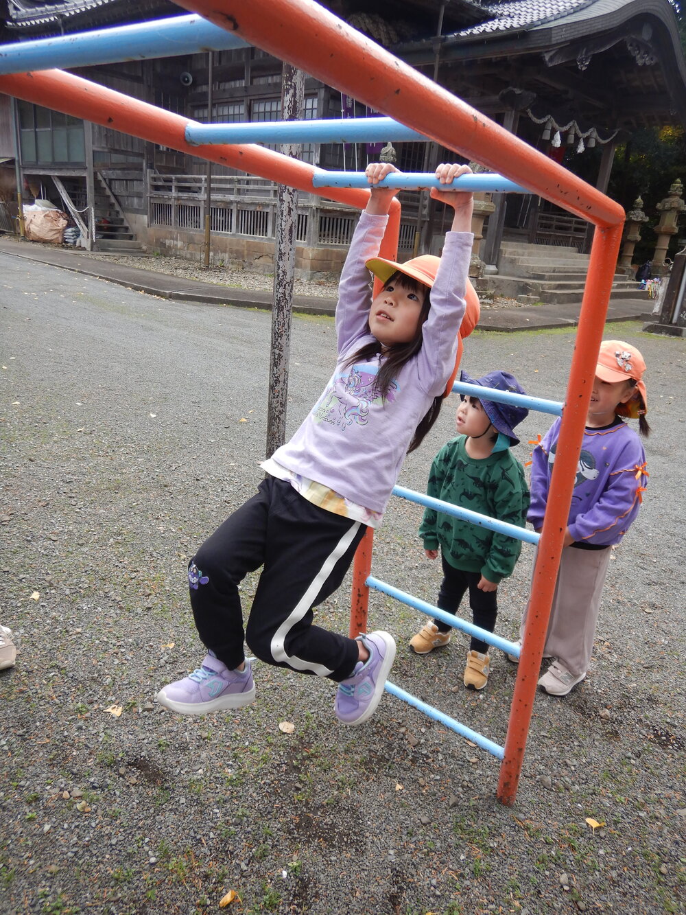 雲梯に挑戦する様子1