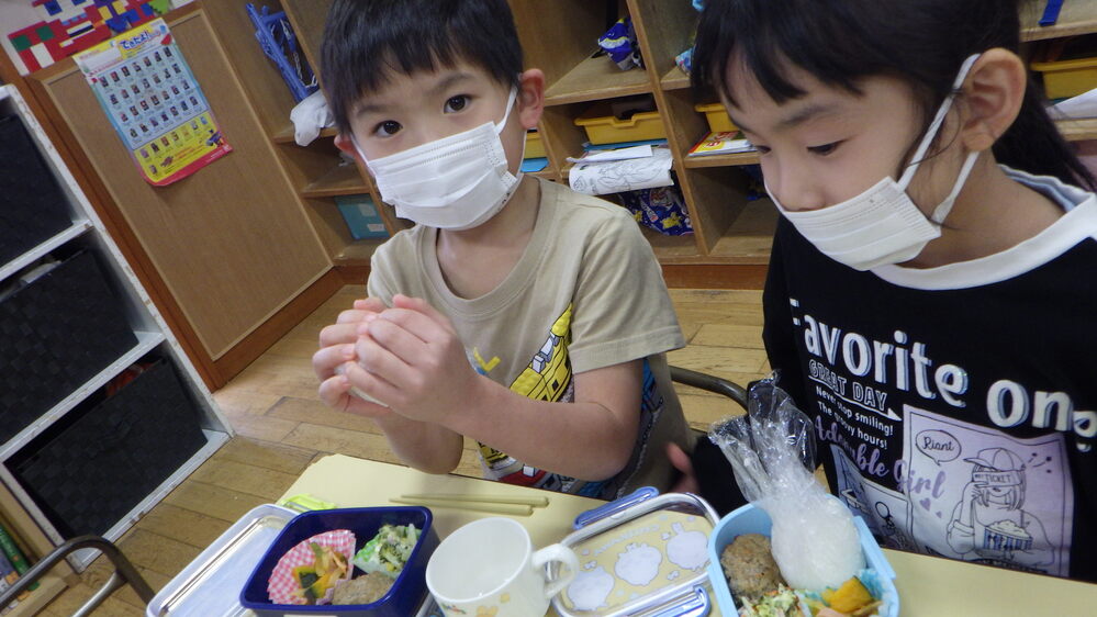 お弁当ごっこを楽しむ子ども (1)