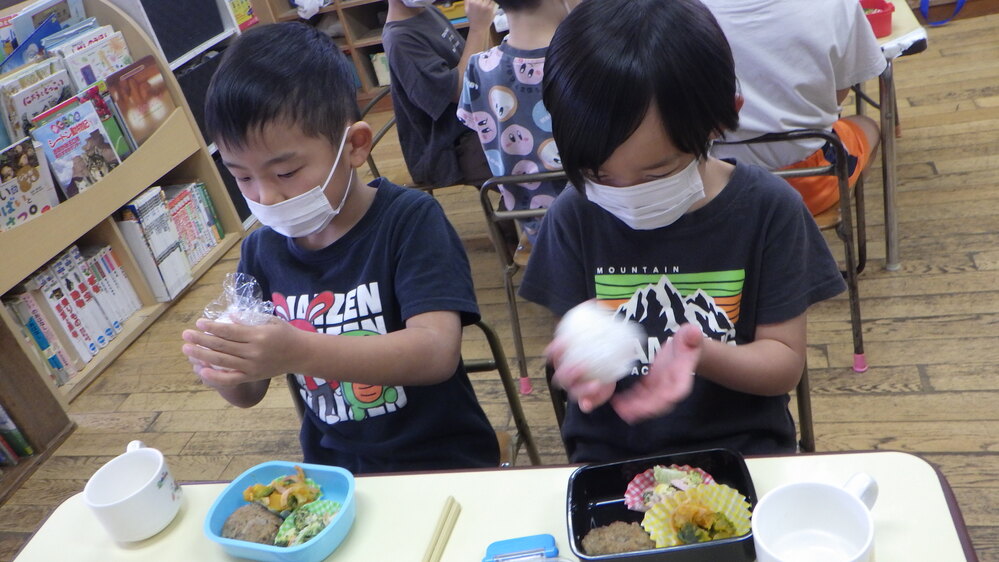 お弁当ごっこを楽しむ子ども (3)